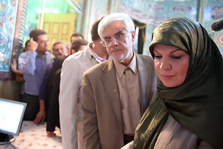 ببینید | حضور محمدرضا عارف و همسرش پای صندوق رای