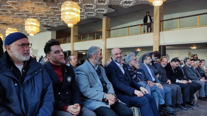 حضور مجتبی امینی، بهروز افخمی، فرهاد قائمیان و دیگر هنرمندان در تالار وحدت برای شرکت در انتخابات