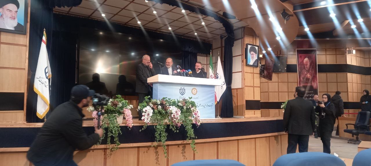 عکسی از حال و هوای ستاد انتخابات کشور دقایقی مانده به شروع انتخابات /وزیر کشور: در ۵۹ هزار شعبه، اخذ رأی صورت می گیرد 2 عکسی از حال و هوای ستاد انتخابات کشور دقایقی مانده به شروع انتخابات /وزیر کشور: در پنجاه و نه هزار شعبه اخذ رأی صورت می گیرد