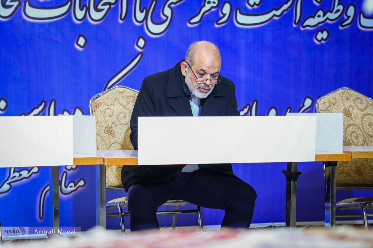 وزیر کشور شکار دوربین ها شد / عکسی از وحیدی در لحظه نوشتن آراء خود 3