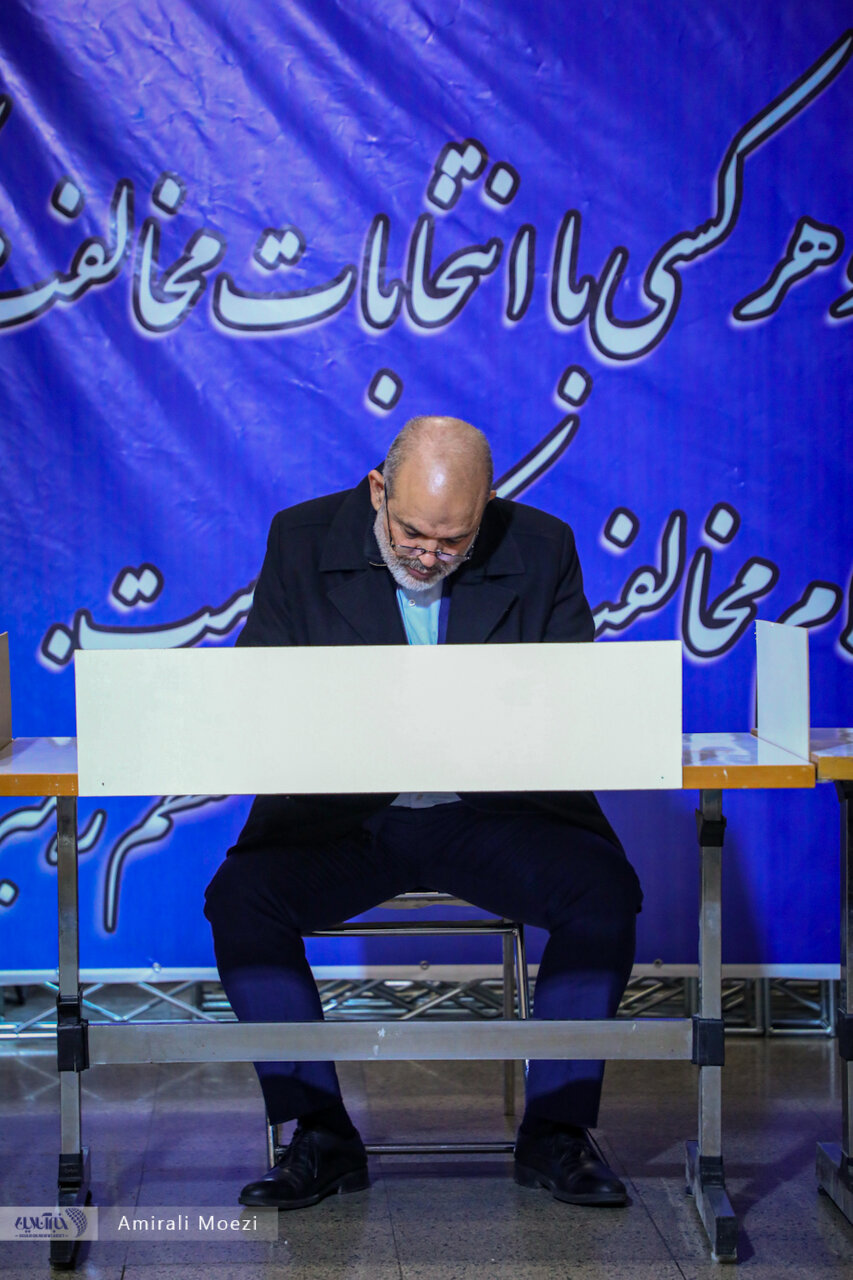 وزیر کشور شکار دوربین ها شد / عکسی از وحیدی در لحظه نوشتن آراء خود 4