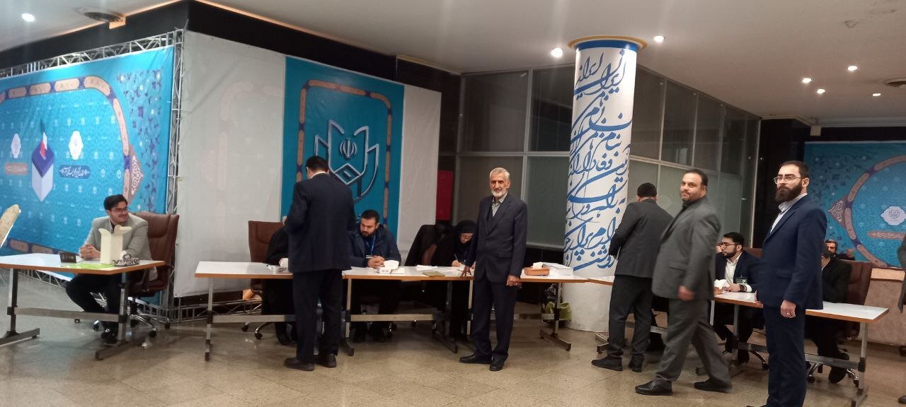 عکسی از چمران در لحظه نوشتن رأی /معاون امنیتی وزارت کشور رأی خود را به صندوق انداخت