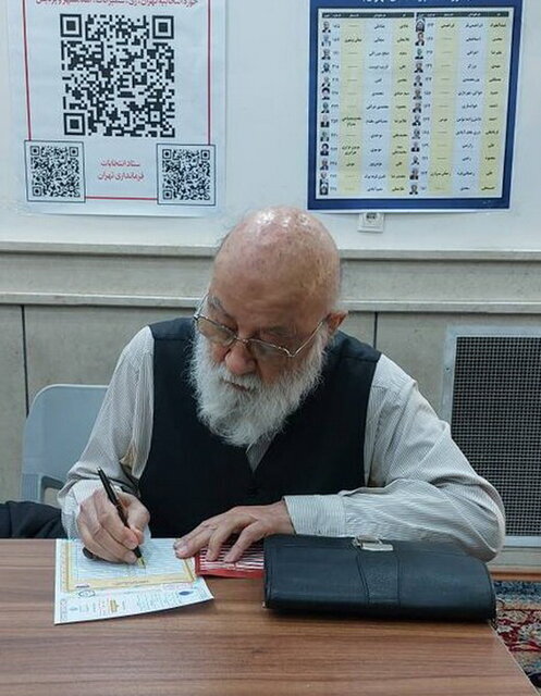 عکسی از چمران در لحظه نوشتن رأی /معاون امنیتی وزارت کشور رأی خود را به صندوق انداخت