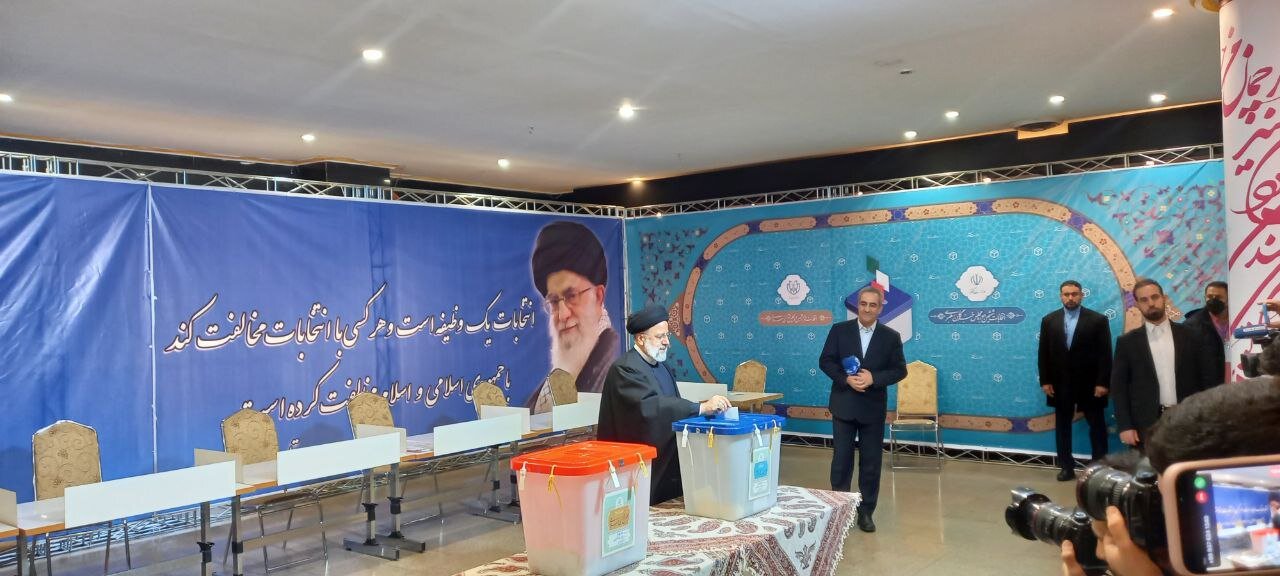 عکسی از ابراهیم رئیسی در زمان انداختن آراء به صندوق 4