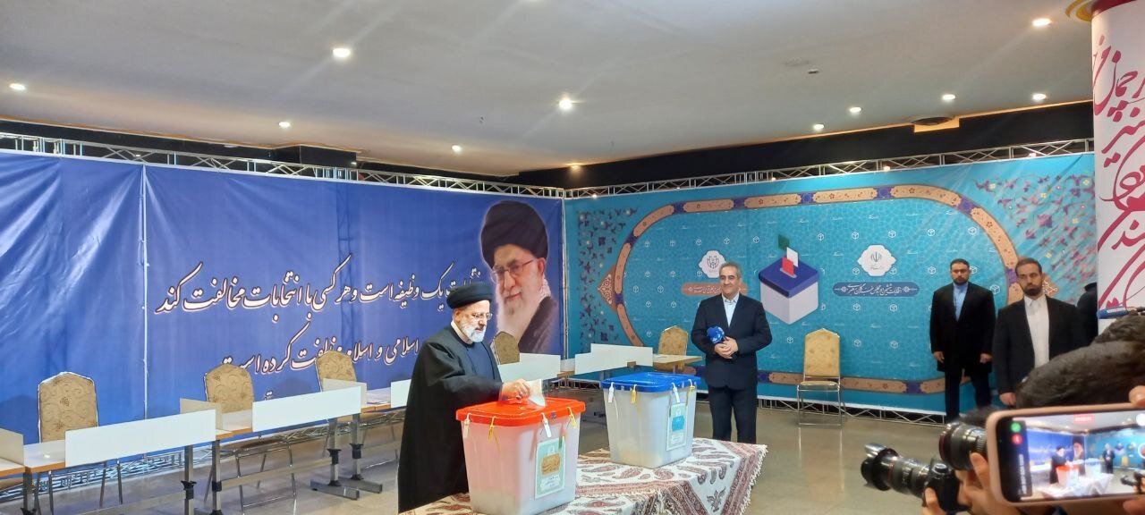 عکسی از ابراهیم رئیسی در زمان انداختن آراء به صندوق 3