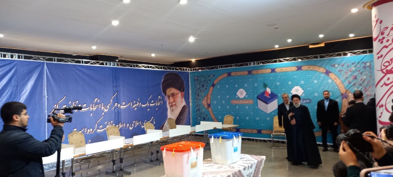 عکسی از ابراهیم رئیسی در زمان انداختن آراء به صندوق 2