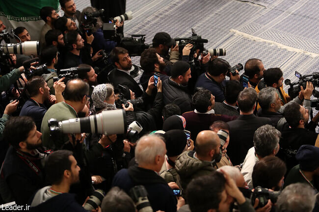 عکس های متفاوت از حضور خبرنگاران و عکاسان در بیت رهبری