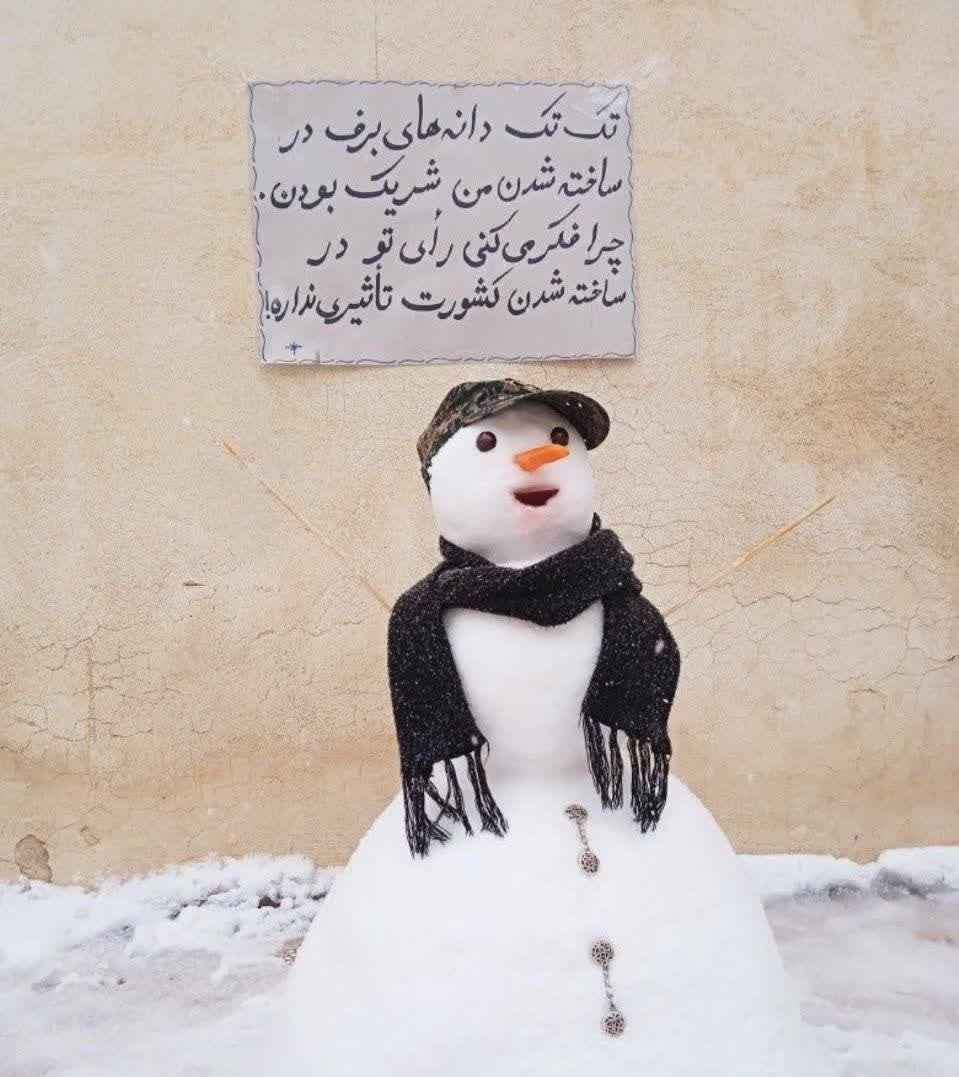 عکس | ابتکار یک هموطن برای دعوت مردم به انتخابات با آدم برفی!