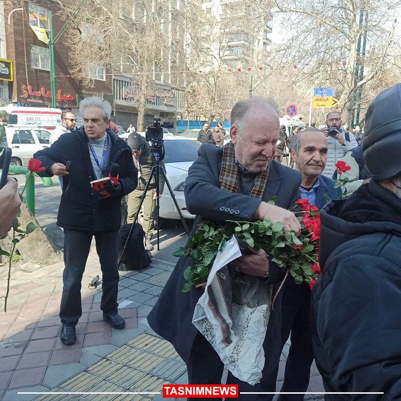 عکسی از ژست دومین عروس و داماد انتخابات /گل های رز در دست رأی دهندگان حسینیه ارشاد /آقای وزیر را درحال رأی نوشتن ببینید /حاشیه های انتخابات ۱۴۰۲