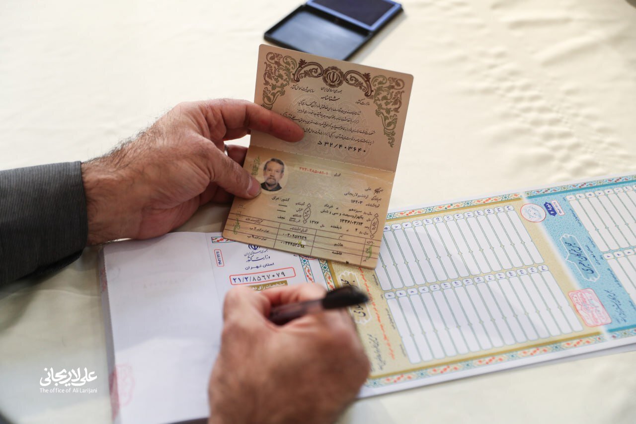 عکسی از شناسنامه علی لاریجانی در لحظه رأی دادن 2