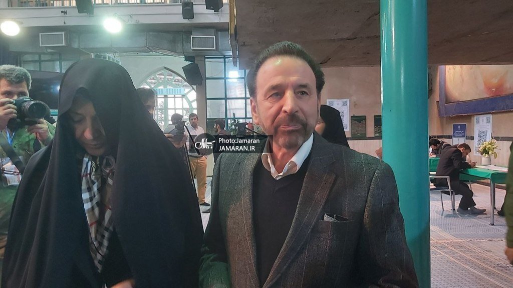 محمود واعظی با همسرش به پای صندوق رأی رفت /رحمانی فضلی به وزارت کشور رفت /فرمانده بلندپایه نظامی در کنار صندوق رأی+عکس