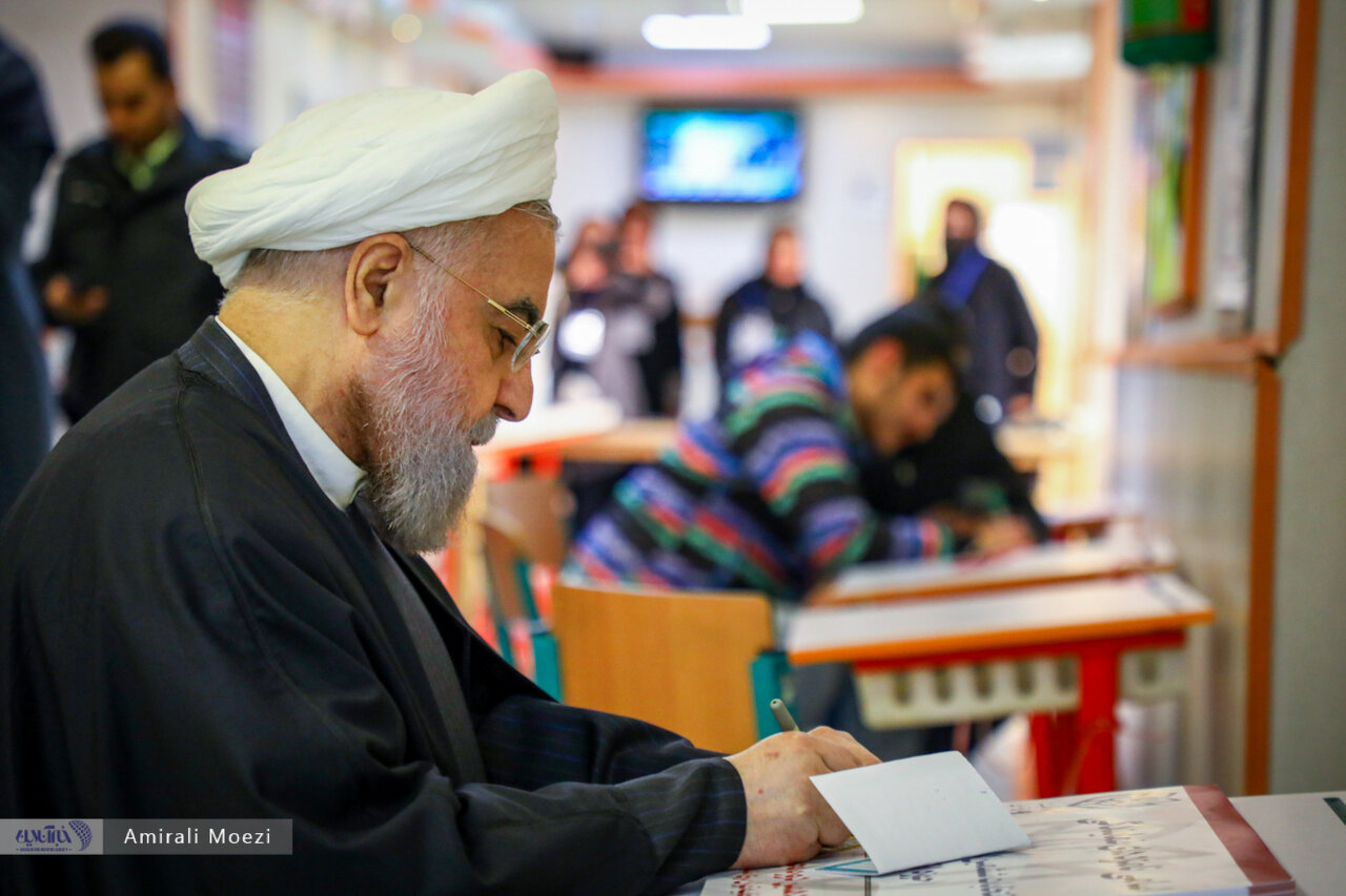 تصاویر | حسن روحانی رأی خود را به صندوق انداخت