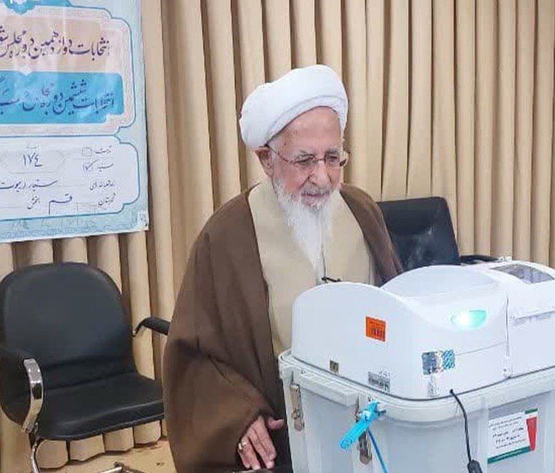 یاسر خمینی رأی خود را به صندوق انداختند / آیتالله جوادیآملی: موظفیم مسئولان اصلح را انتخاب کنیم / پیش بینی شمخانی از میزان مشارکت 2