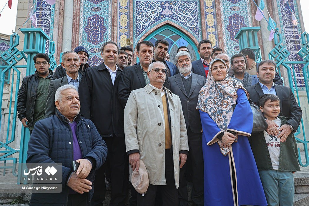 عکس یادگاری با علی مطهری در مقابل حسینیه ارشاد / واعظی: قهر نکنید، هیچ راهی جز صندوق رای نداریم / همتی و همسرش به جماران رفتند + عکس 2