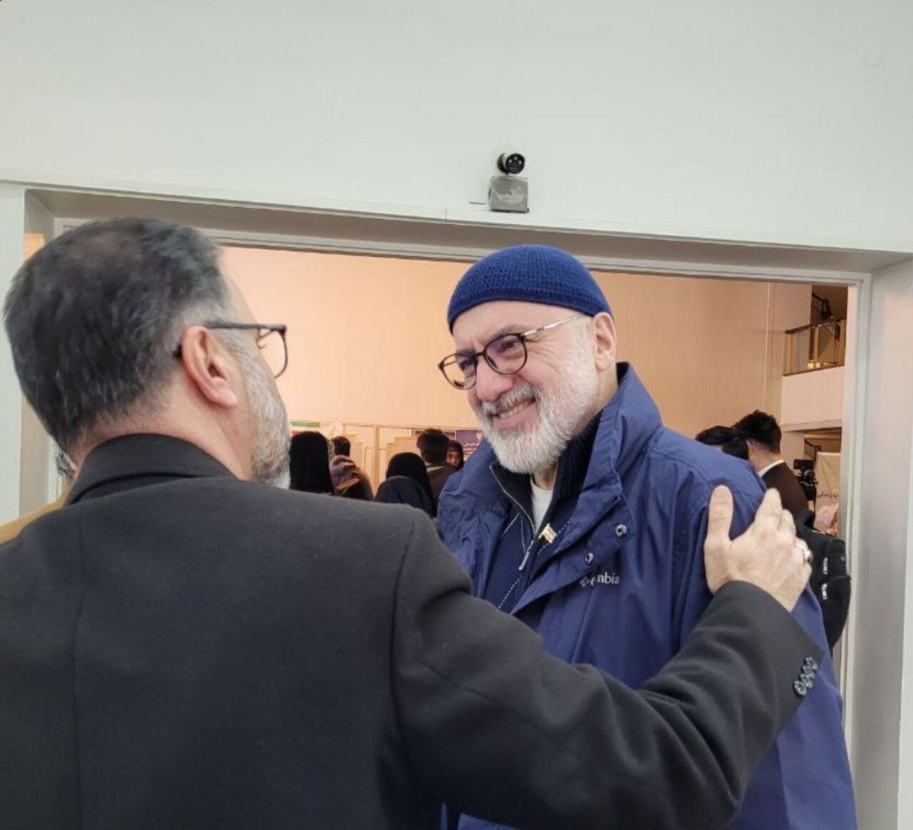 عکس | استایل فرهاد قائمیان در شعبه اخذ رأی در تالار وحدت