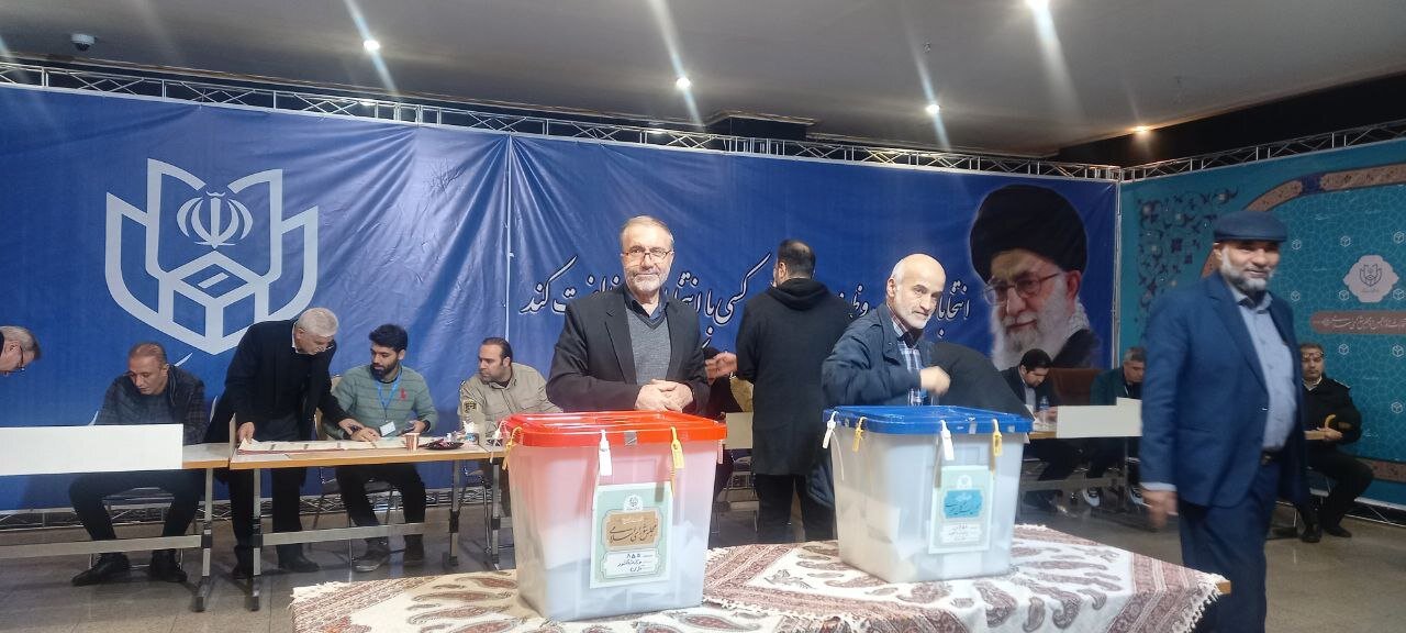 دولتمردان رئیسی و روحانی در پای صندوق آرا / عکسی از فرمانده ارشد ارتش با تعرفه رای 2