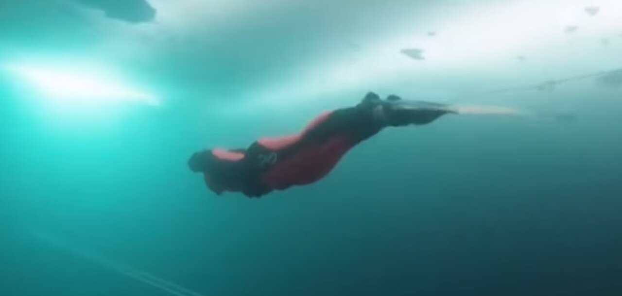 این زن رکوردهای گینس را شکست/ غواصی بدون اکسیژن در آب‌های یخ‌زده