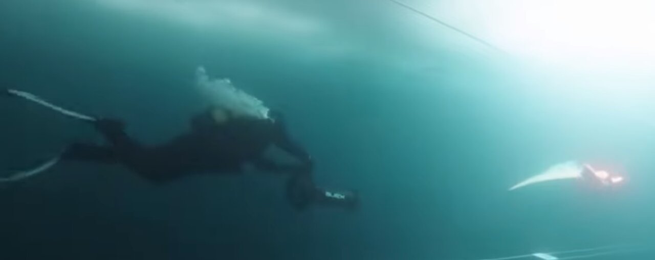 این زن رکوردهای گینس را شکست/ غواصی بدون اکسیژن در آبهای یخزده