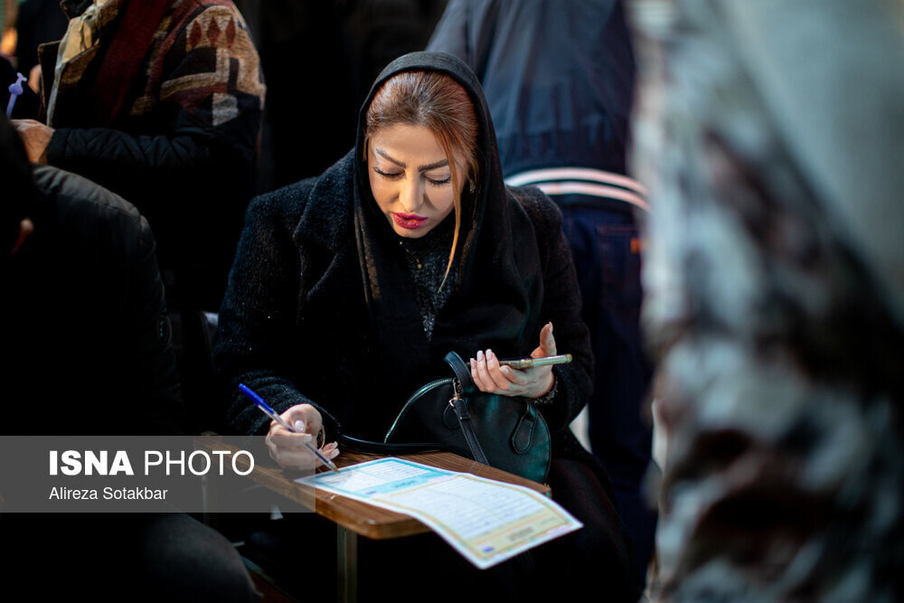 تصاویری از پوشش متفاوت رأی دهندگان زن در انتخابات مجلس و خبرگان