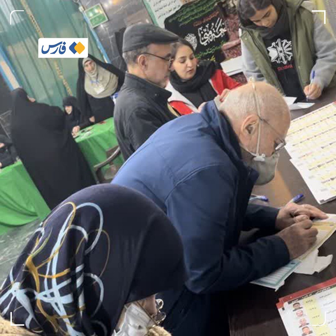 عکسی از بهزاد نبوی در حال رأی دادن در انتخابات