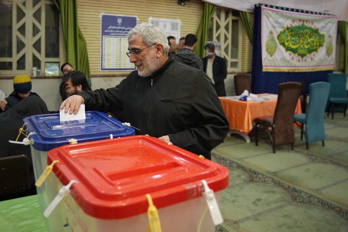 عکسی از پوشش متفاوت سردار قاآنی در پای صندوق‌ رأی