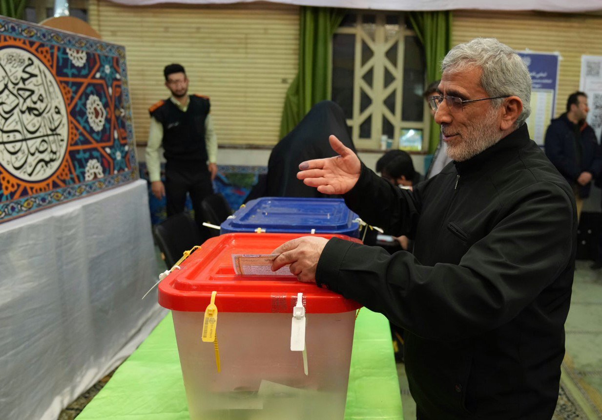 عکسی از پوشش متفاوت سردار قاآنی در پای صندوق‌ رأی