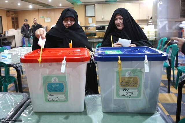تصاویری از دختران و عروس امام (ره) در حال انداختن رأی به صندوق
