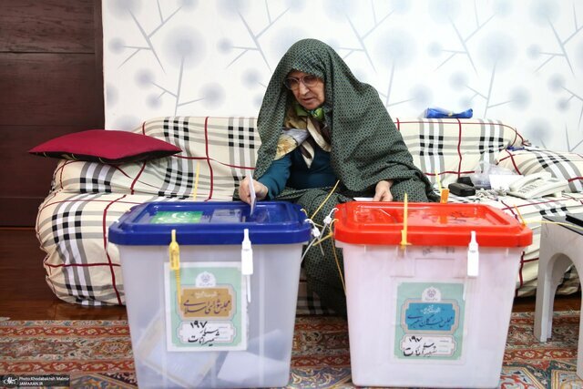 تصاویری از دختران و عروس امام (ره) در حال انداختن رأی به صندوق