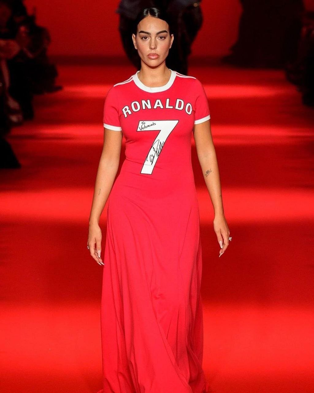 عکس‌| جورجینا با پیراهن شماره 7 رونالدو در هفته مد پاریس!