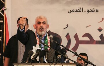 عکس | تصویری تاریخی از یحیی السنوار در حال گفتگو با یوال بیتتون دندانپزشک اسرائیلی در زندانهای اسرائیل عکس | تصویری تاریخی از یحیی السنوار در حال گفتگو با یوال بیتتون دندانپزشک اسرائیلی در زندانهای اسرائیل