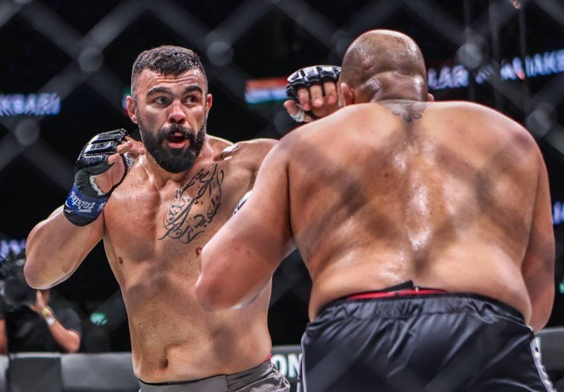 عکس| پیروزی پرحاشیه علیاکبری با کارت قرمز حریف 4