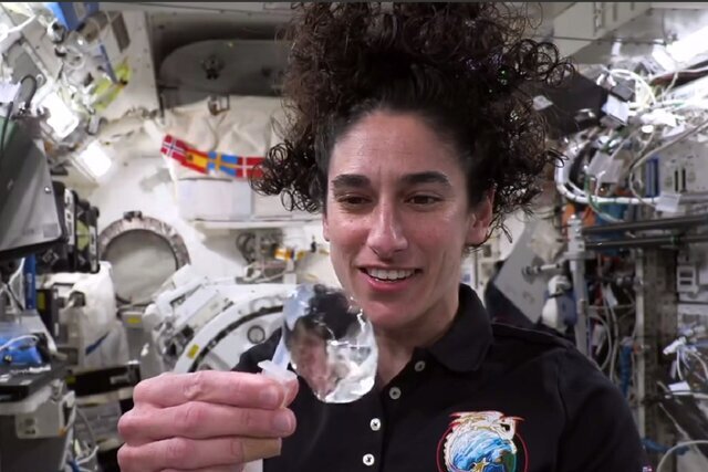 آب‌بازی یاسمین‌ مقبلی در ایستگاه فضایی بین‌المللی