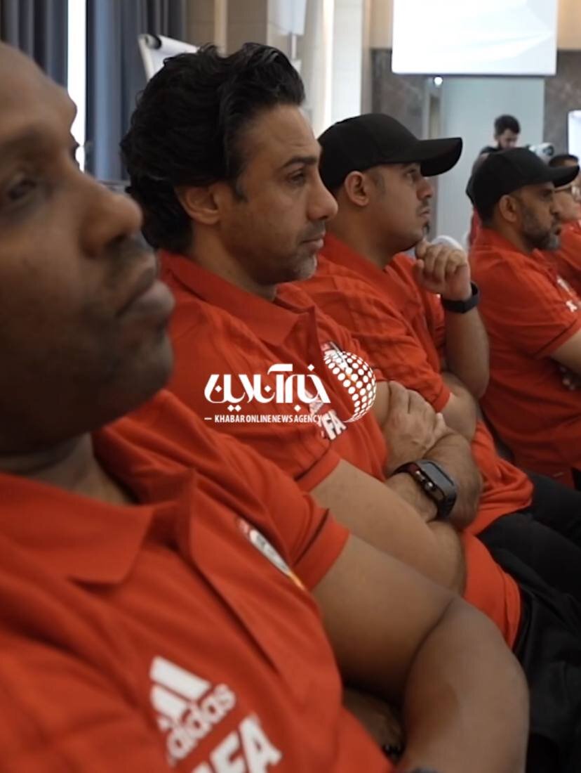 قابی از فرهاد مجیدی در کلاس‌های مربیگری امارات