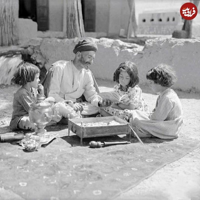 تهران قدیم| ژست خاص قصهگو برای کودکان کنار منقل و وافور!