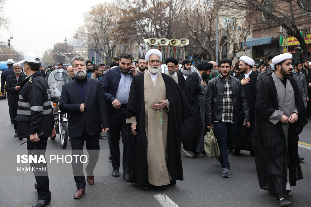 عکسی جدید از پسر رهبر انقلاب و لاریجانی در مراسم تشییع آیت الله امامی کاشانی