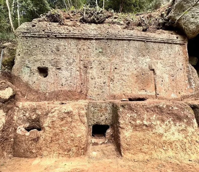کشف مقبره‌ای که ۲۵۰۰ سال دست نخورده باقی مانده / عکس