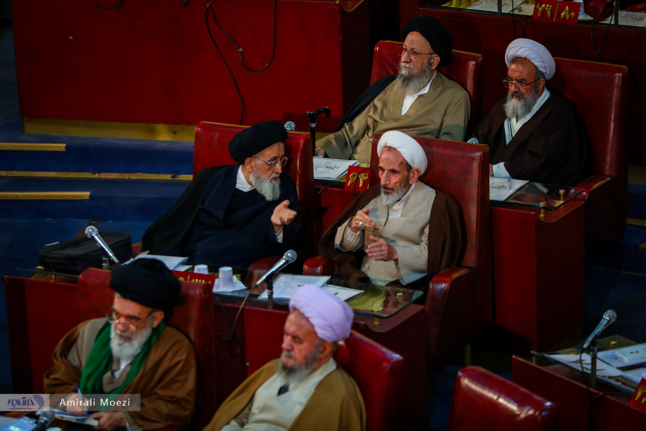 حسن روحانی؛ سوژه اصلی عکاسان در آخرین اجلاسیه مجلس خبرگان پنجم /آملی لاریجانی شکست خورد و نیامد، علم الهدی رأی آورد و نیامد