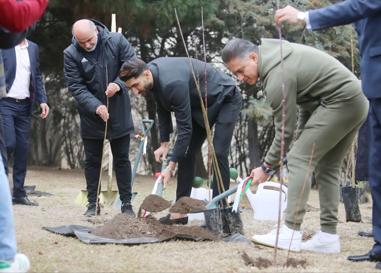 عکس| علیرضا بیرانوند درخت کاشت!