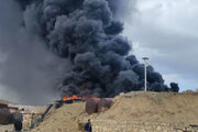 ببینید | اولین تصاویر از آتش‌سوزی انبار قیر کارخانه آسفالت شهرداری الیگودرز