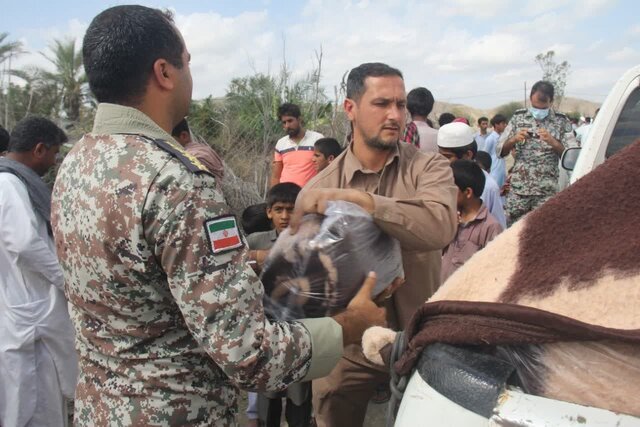 حضور ارتش و سپاه در مناطق سیل زده سیستان و بلوچستان +عکس 1 حضور ارتش و سپاه در مناطق سیل زده سیستان و بلوچستان +عکس