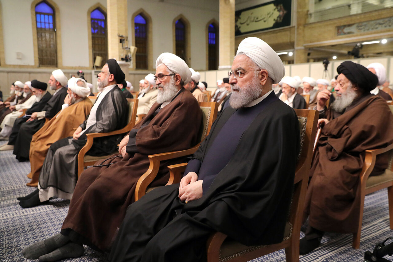 عکسی از حسن روحانی در دیدار با رهبر انقلاب