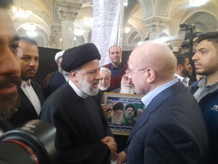 عکس گفتگوی حسن روحانی رئیسی در مراسم ختم آیتالله امامی کاشانی 3