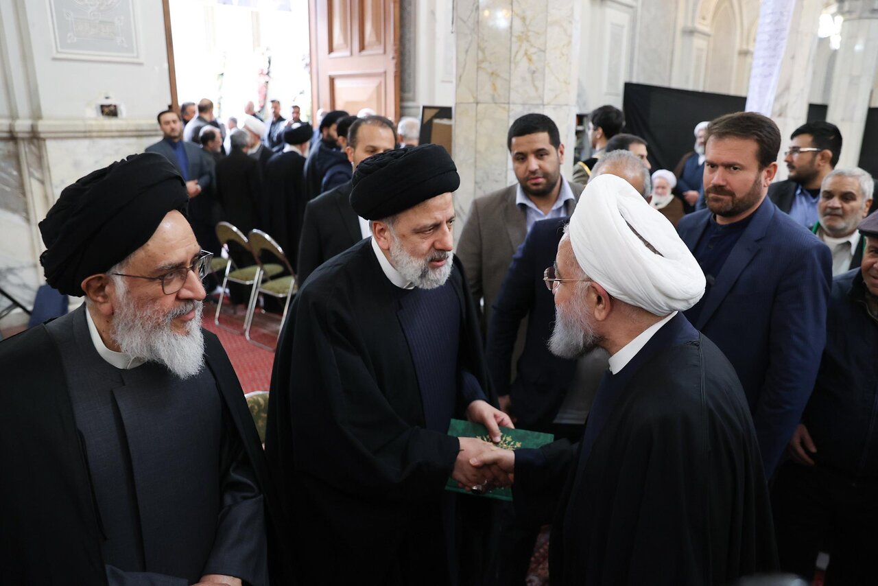 از گفتگوی خصوصی روحانی با رحیم صفوی تا سلفی با مردم /تصاویری از حضور روحانی در مراسم ترحیم آیت الله امامی کاشانی