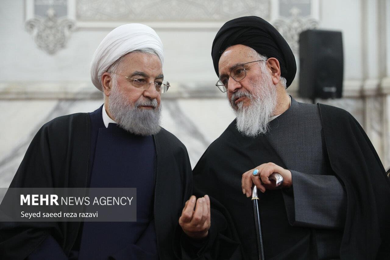 از گفتگوی خصوصی روحانی با رحیم صفوی تا سلفی با مردم /تصاویری از حضور روحانی در مراسم ترحیم آیت الله امامی کاشانی