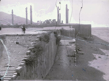 عکسی دیده نشده از تخت جمشید هنگام بیرون آمدن از زیر خاک بعد از 25 قرن
