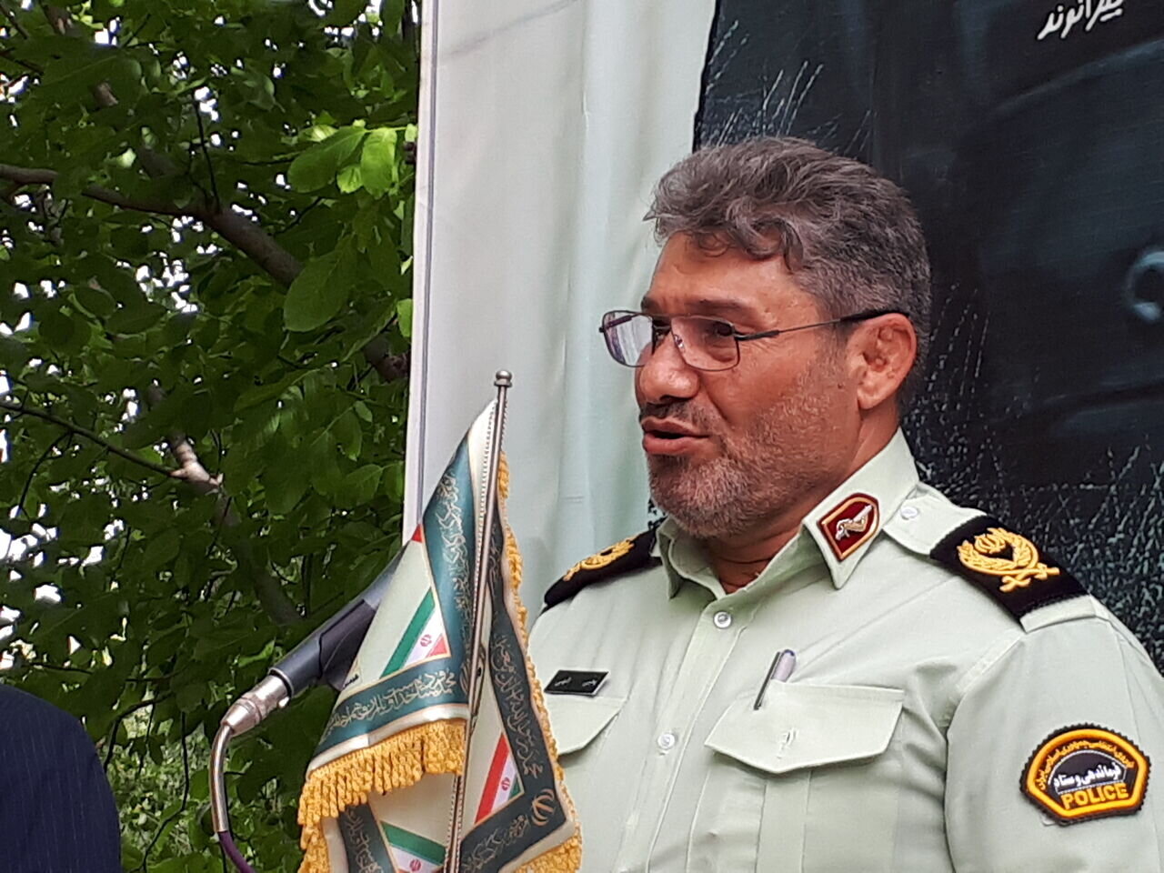 این مامور پلیس صندوق رای را از دست هواداران یک نامزد نجات داد/ معترضان خودروی او را آتش زدند