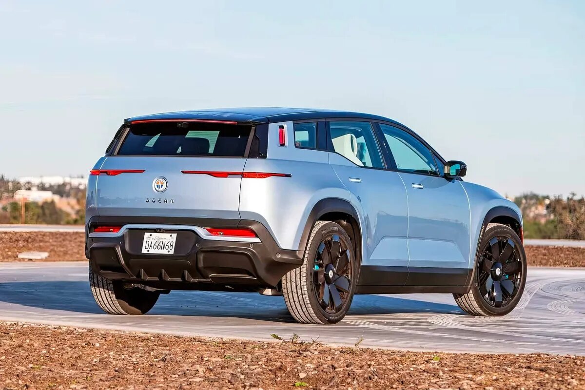 خودروی فیسکر اوشن از نمای پشت ایستاده در بیابان