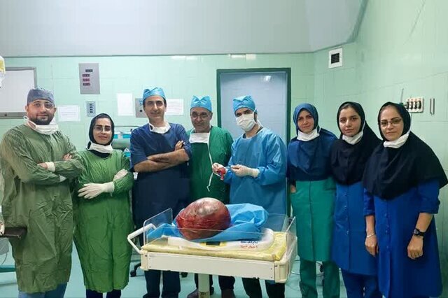 خارج کردن توده ۶ کیلویی از شکم بیمار/ عکس