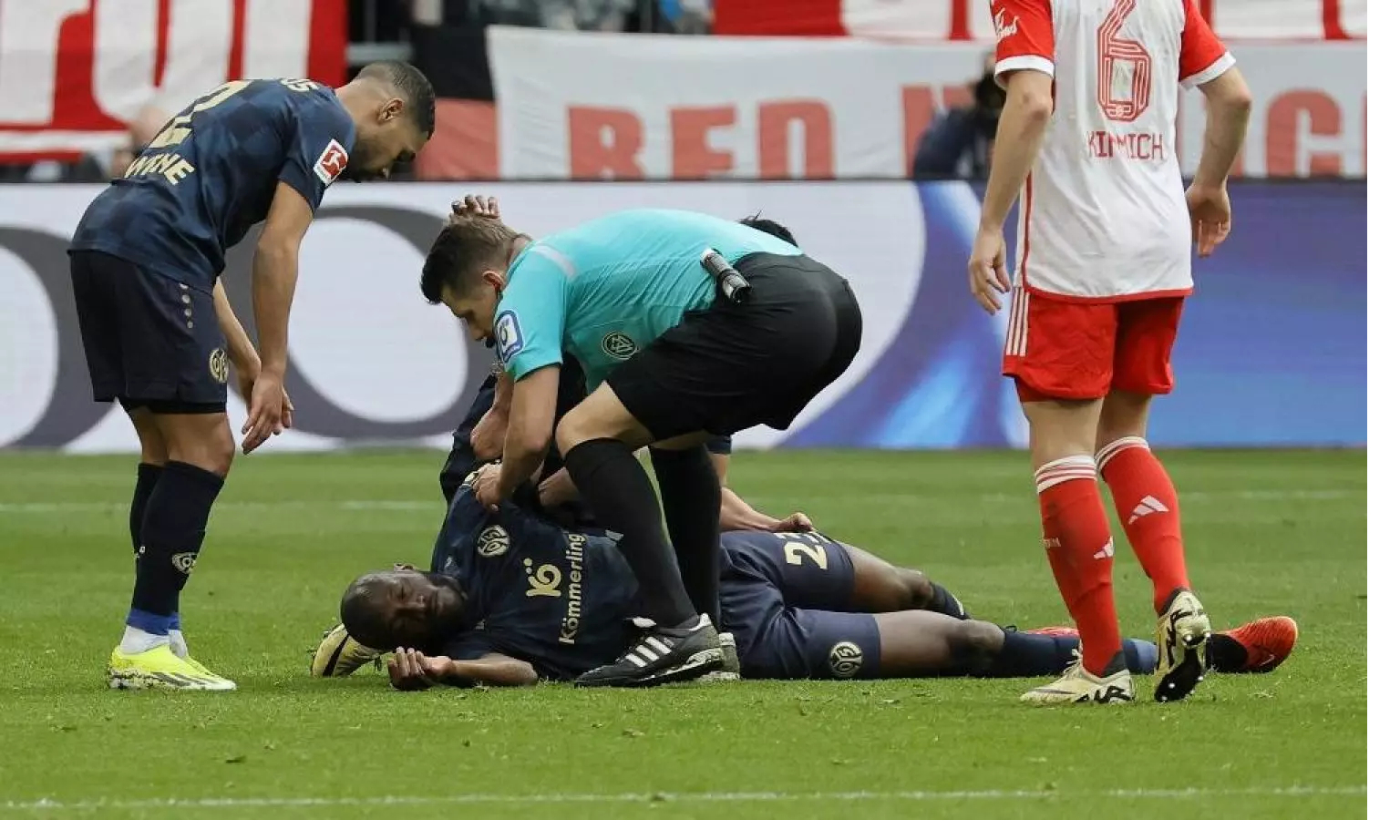 عکس| داوری که جان بازیکن را نجات داد 1 عکس| داوری که جان بازیکن را نجات داد