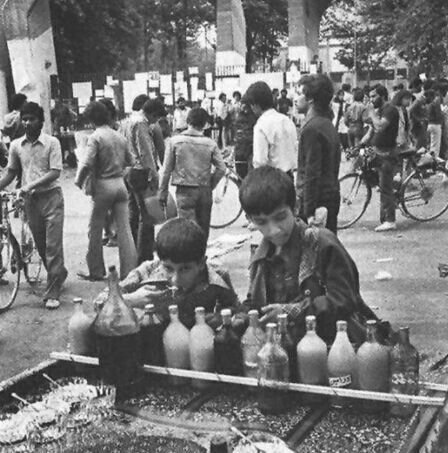 تهران قدیم | فالوده فروشی جلوی در دانشگاه تهران قبل از انقلاب